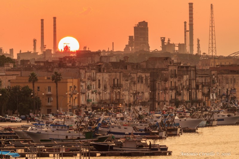 Taranto kikötője, háttérben az acélgyárral